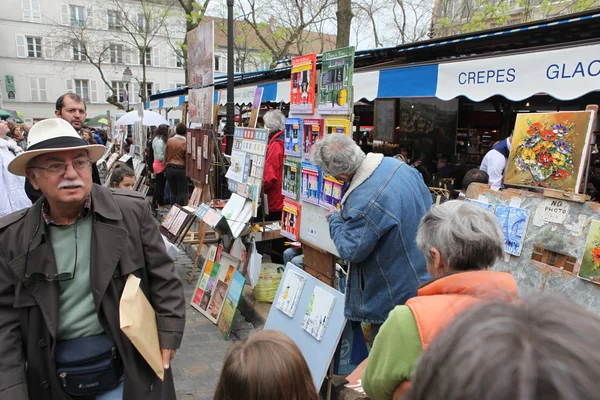 Peintre public et acheteur sur Montmartre — Photo