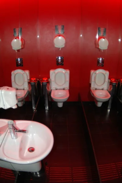 Kırmızı tuvalet — Stok fotoğraf