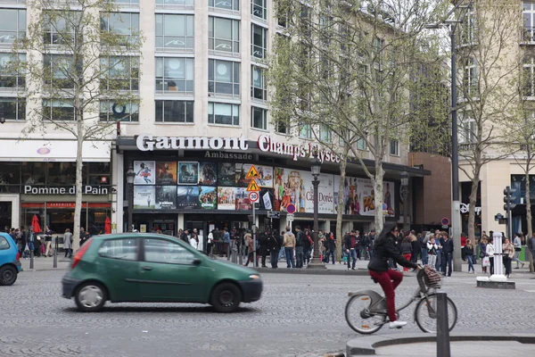 Locales y turistas en la Avenue des Champs-ely — Foto de Stock