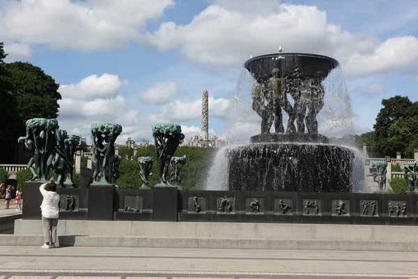 Standbeelden in vigeland park — Stockfoto