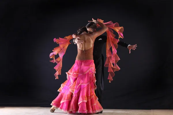 Dançarinos latinos no salão de baile contra fundo preto — Fotografia de Stock