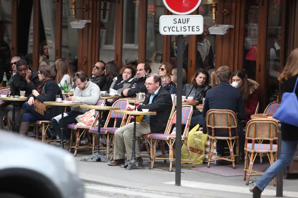 Parisienses e turistas — Fotografia de Stock