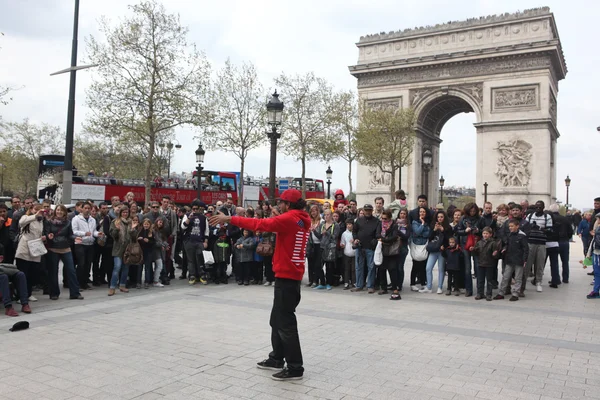 B-boy fare alcune mosse di breakdance — Foto Stock