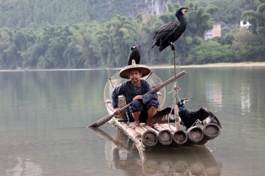 Yangshuo: Çince karabatak kuşlar ile balıkçılık dostum.