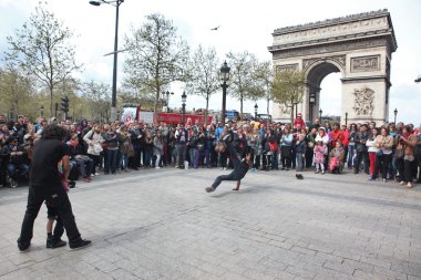 Paris: B-boy bazı breakdance yaparken taşır