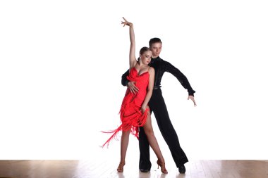 Latino dansçıları üzerine beyaz izole balo salonu
