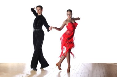 Latino dansçıları üzerine beyaz izole balo salonu