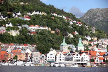 Bergen, Norveç - Temmuz 2012 yaklaşık: turistler ve yerliler