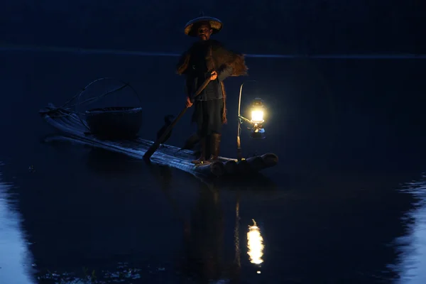 Яншо: Китаец ловит рыбу с бакланами — стоковое фото