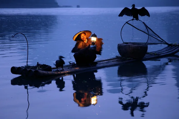 Yangshuo: Číňané muž rybolov s kormorány ptáky — Stock fotografie