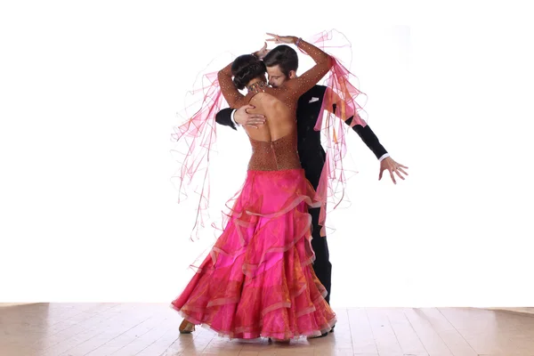 Dançarinos latinos em salão isolado em branco — Fotografia de Stock
