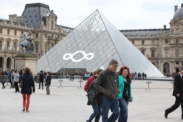 PARIS: People go to famous Louvre museum — Stock Photo, Image