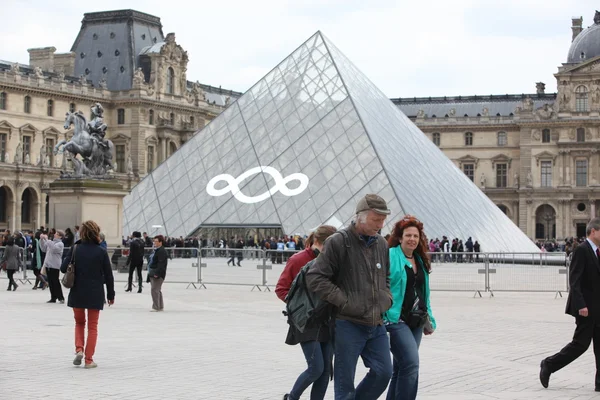 PARIS: As pessoas vão ao famoso museu do Louvre — Fotografia de Stock