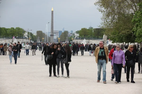 Париж, Франция: Луксорский обелиск и триумфальная арка от — стоковое фото
