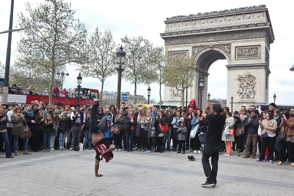 Париж: B-хлопчик робить деякі брейк-данс рухається — стокове фото