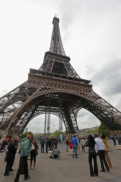 PARIS - ABRIL 27: Locais e turistas na Torre Eiffel, estandes 324 — Fotografia de Stock