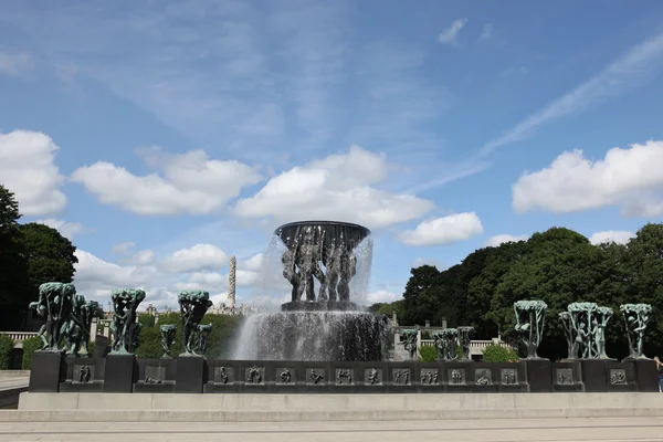 Oslo, Norsko: sochy v parku vigeland v Oslu, Norsko — Stock fotografie