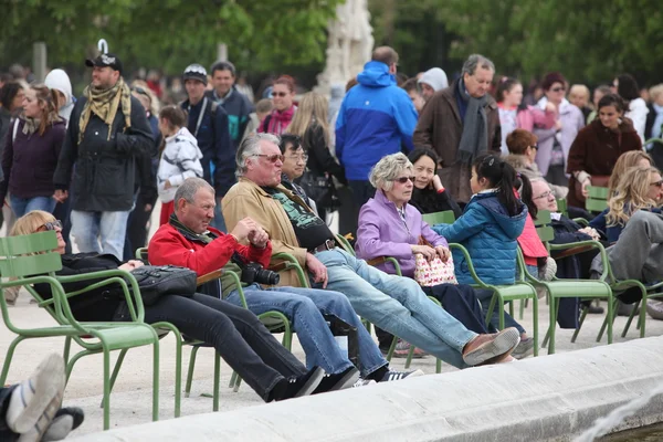 Paris: Lokal och turist i den berömda Tuilerierna — Stockfoto