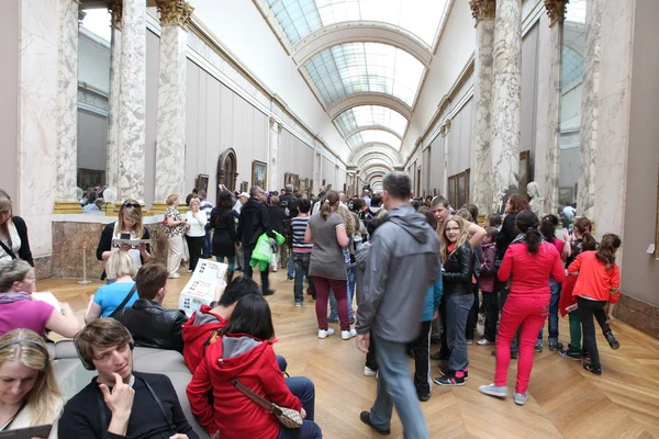 巴黎: 游客在卢浮宫博物馆 — 图库照片