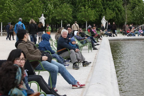 Paris: Einheimische und Touristen im berühmten Tuileriengarten — Stockfoto
