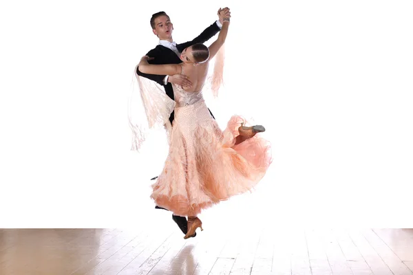 Danseurs en salle de bal sur fond blanc — Photo