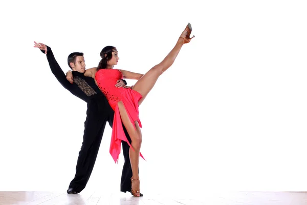 Bailarines latinos en salón aislados en blanco — Foto de Stock