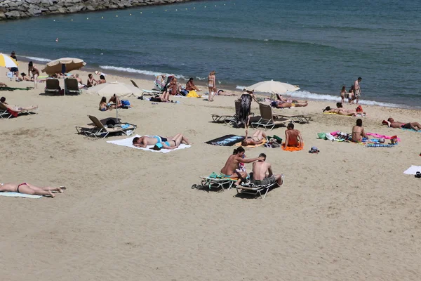 Barcelona: Kalabalık plaj turistler ve yerliler ile — Stok fotoğraf