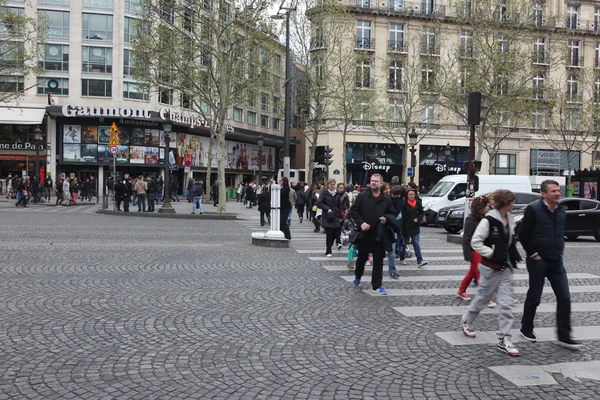 Paris: Lokala och turister på Avenue des Champs-Elysées — Stockfoto