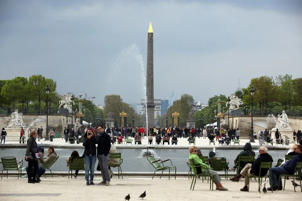 PARÍS, FRANCIA: Obelisco de Luxor y arco triunfal —  Fotos de Stock
