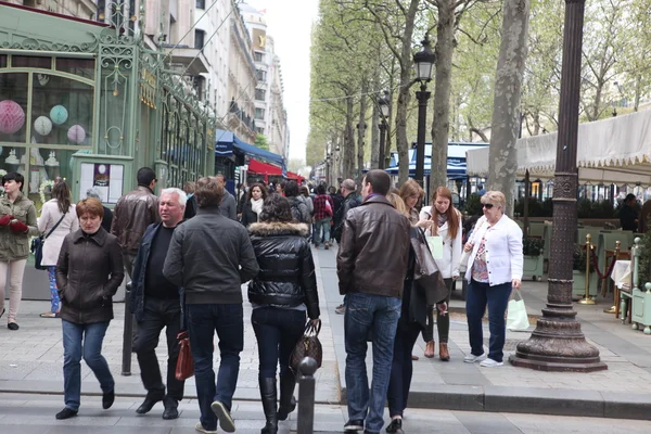 Párizs: A helyi és a turisták az Avenue des Champs-elysees — Stock Fotó