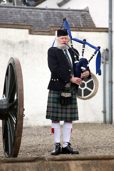 EDINBURGH, SCOTLAND, UNITED KINGDOM : Unidentified Scottish Bagpiper playing music — Stock Photo, Image