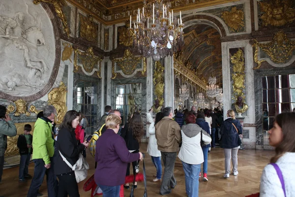 Paříž. návštěvníci na fronty pro palác versailles — Stock fotografie