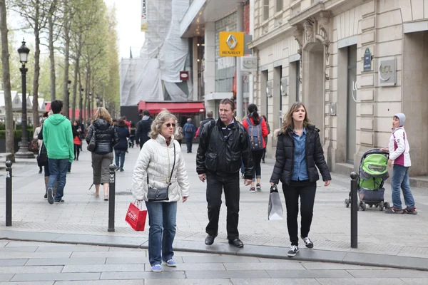 PARÍS: Locales y turistas en la Avenue des Champs-elysees — Foto de Stock