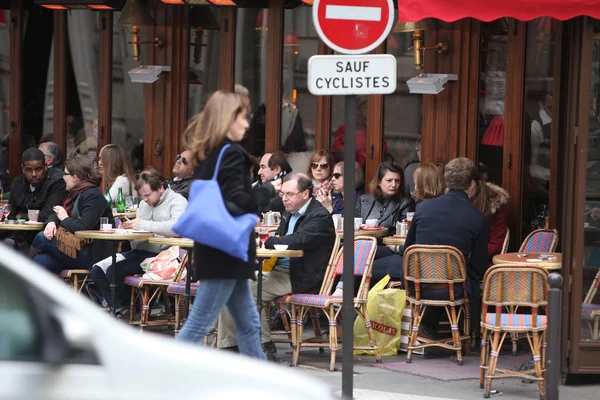 Париж: Парижане и туристы наслаждаются едой и напитками — стоковое фото