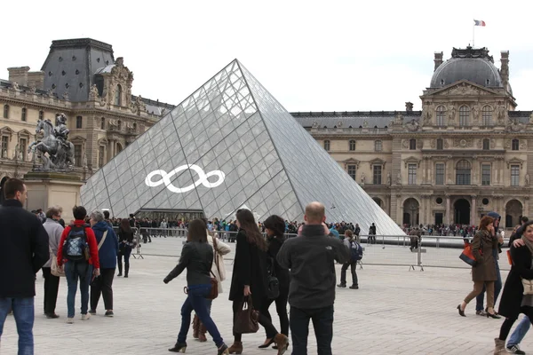 PARIS: As pessoas vão ao famoso museu do Louvre no dia 27 de abril , — Fotografia de Stock