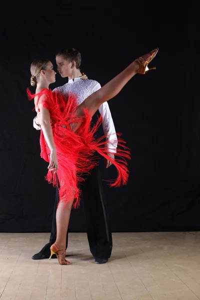 Χορευτές στην αίθουσα χορού σε μαύρο φόντο — Φωτογραφία Αρχείου