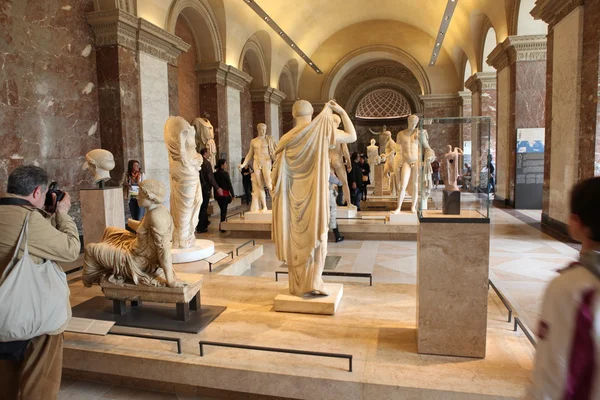 PARÍS - 3 DE MAYO: Visitantes del Museo del Louvre — Foto de Stock