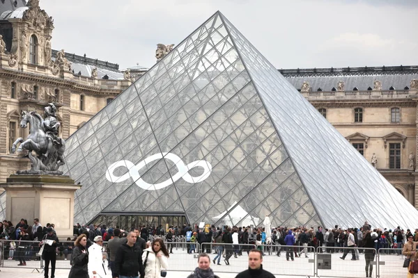 PARIS - APRIL 27: People go to famous Louvre museum — Stock Photo, Image