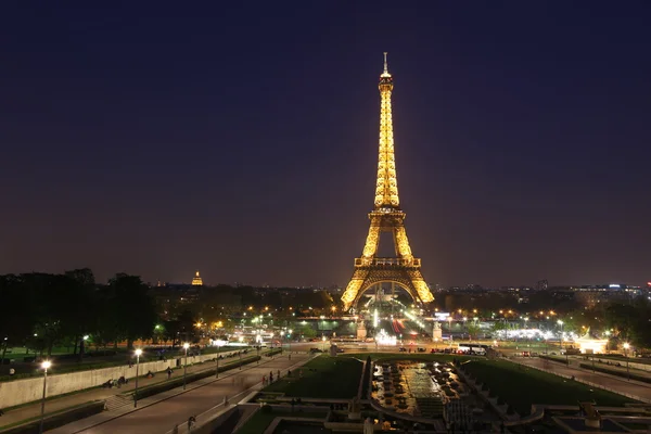 Parijs - 3 mei: Uitzicht op de Parijs en Tower Eiffel — Stockfoto