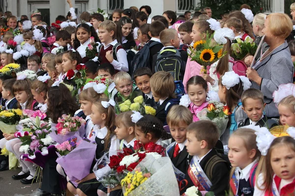 モスクワ — 9 月 1: 学校の前で花児 — ストック写真