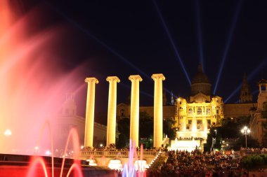 Museu nacional d'art de catalunya ve magic fountain, barcelona,