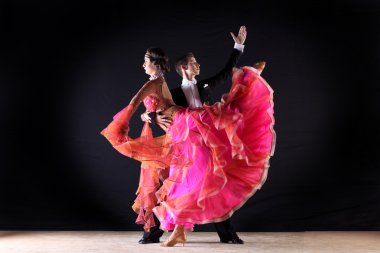 Latino dansçıları balo siyah arka plan