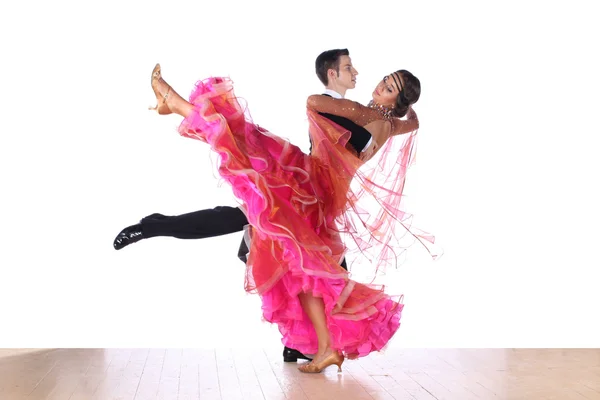 Latino χορευτές στην αίθουσα χορού που απομονώνονται σε λευκό φόντο — Φωτογραφία Αρχείου