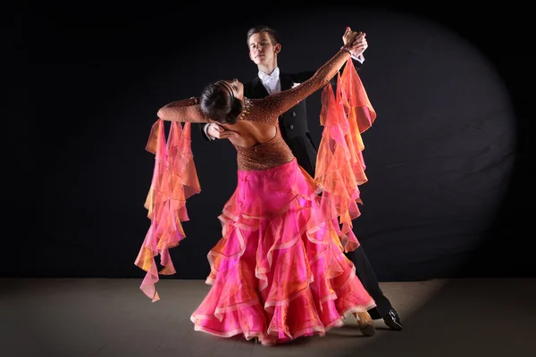 Latino tancerzy w sali balowej na czarnym tle — Zdjęcie stockowe