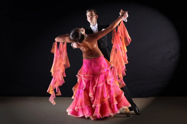 Bailarinas latinas en salón de baile sobre fondo negro —  Fotos de Stock