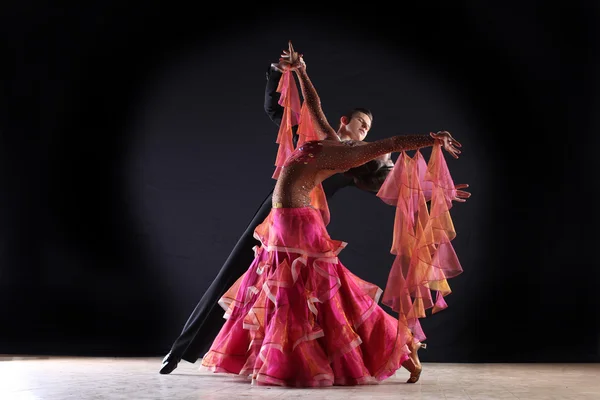 Danses latino dans la salle de bal sur fond noir — Photo