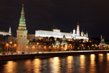 Moskova Nehri ve Moskova kremlin Sarayı'nın ünlü ve güzel gece görünümü