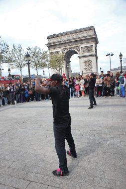 Paris - 27 Nisan: B-boy bazı breakdance hamle yapıyor
