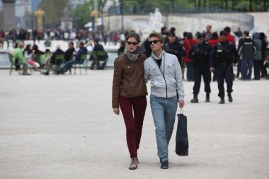 Paris - 24 Nisan: Yerel ve turizm ünlü Tuileries bahçesinde