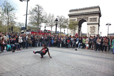 Paris: B-boy bazı breakdance yaparken taşır